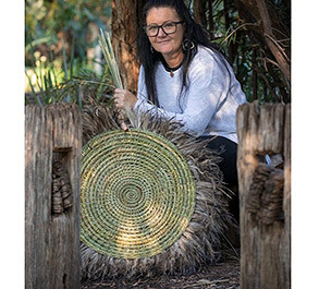 Indigenous artist creates jewellery to unite community